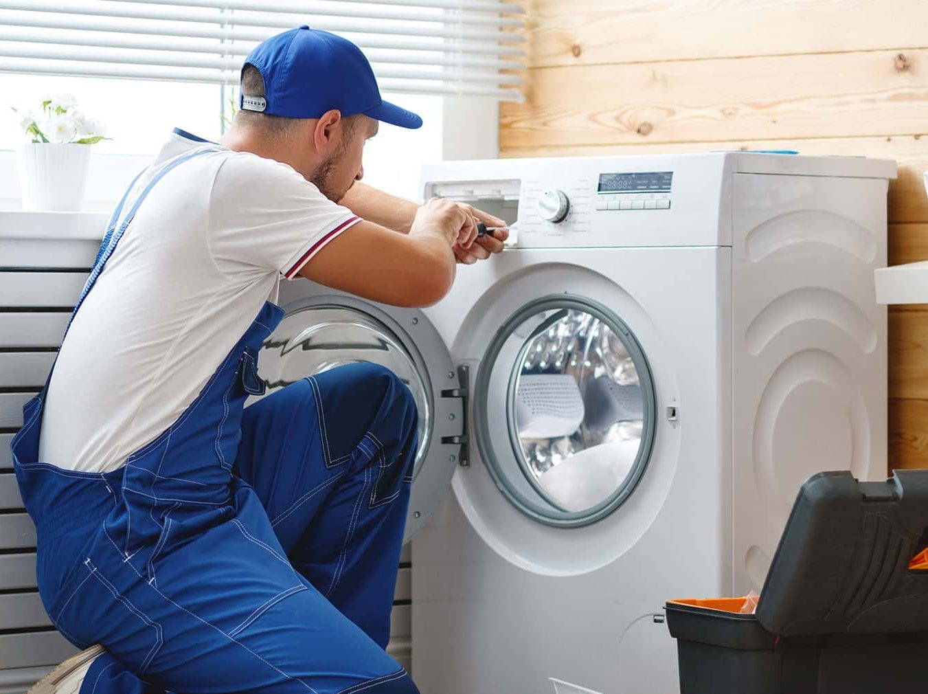 Técnico del servicio técnico Siemens reparando electrodoméstico en Valencia